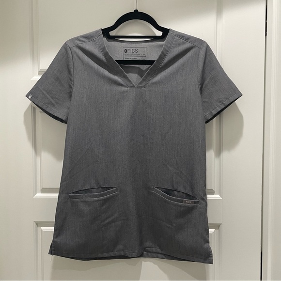 Figs Casma Three-Pocket Scrub Top™ in Graphite Grey XS - Picture 4 of 10